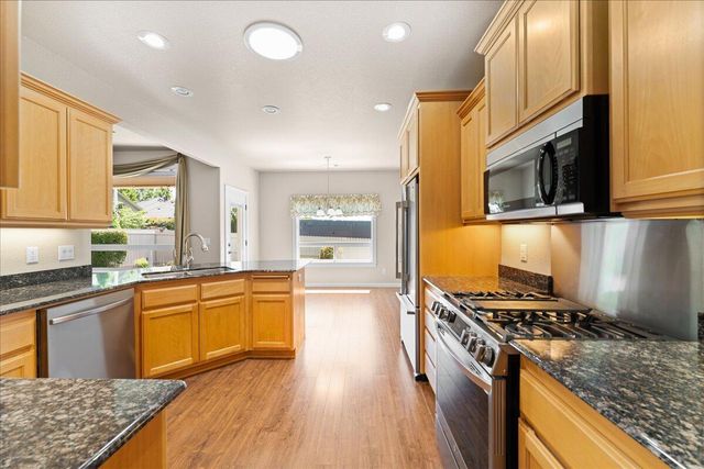 103 Greenmoor Drive, Eagle Point, OR 97524