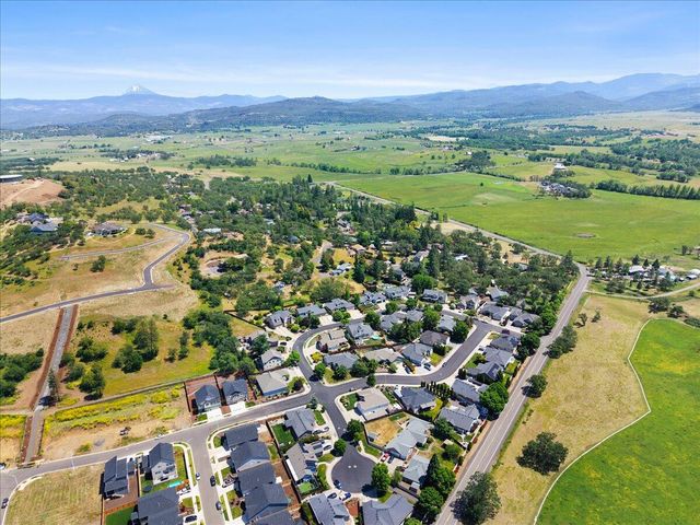 103 Greenmoor Drive, Eagle Point, OR 97524