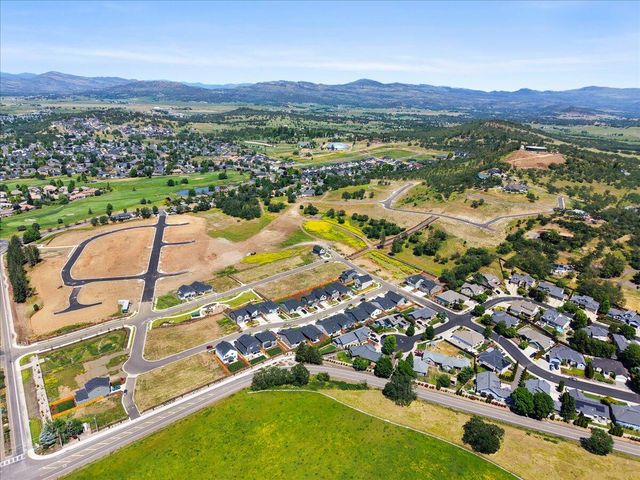 103 Greenmoor Drive, Eagle Point, OR 97524