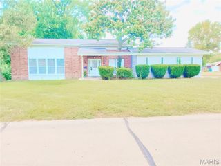 698 Carriage Lane, Hazelwood, MO 63042