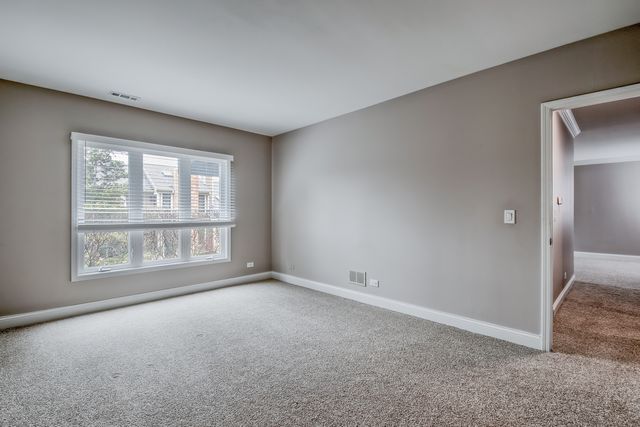 724 Ascot Court, Libertyville, IL 60048