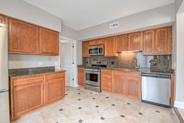 724 Ascot Court, Libertyville, IL 60048