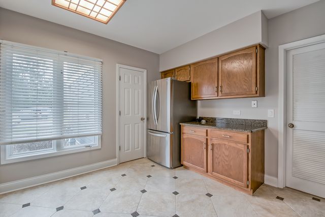 724 Ascot Court, Libertyville, IL 60048