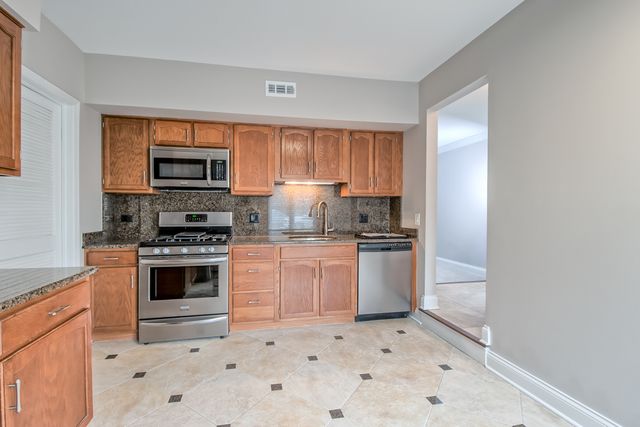 724 Ascot Court, Libertyville, IL 60048