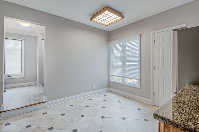 724 Ascot Court, Libertyville, IL 60048