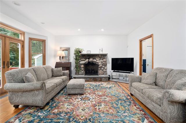 35 Great Road, Barrington, RI 02806