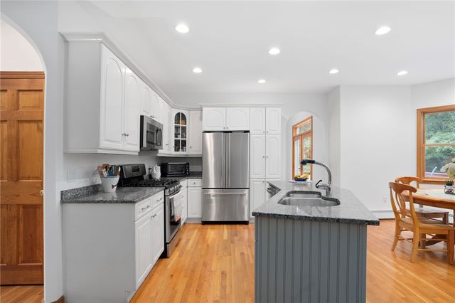 35 Great Road, Barrington, RI 02806