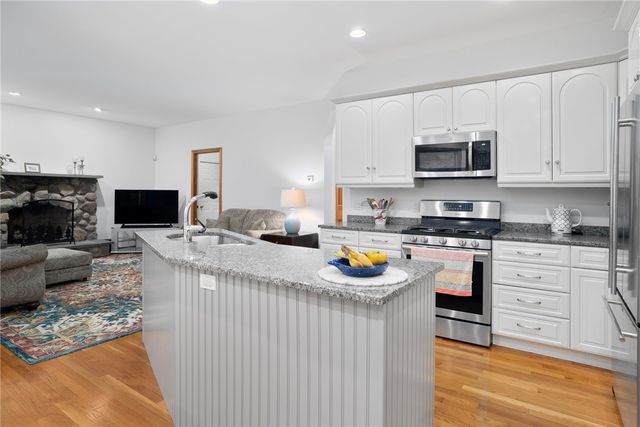 35 Great Road, Barrington, RI 02806