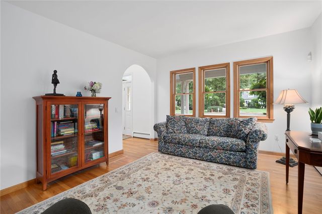 35 Great Road, Barrington, RI 02806