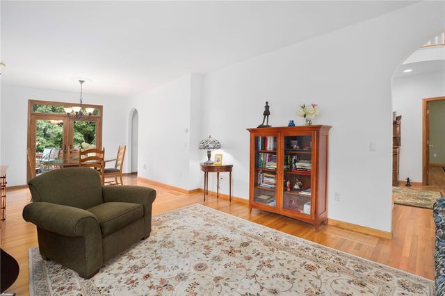 35 Great Road, Barrington, RI 02806