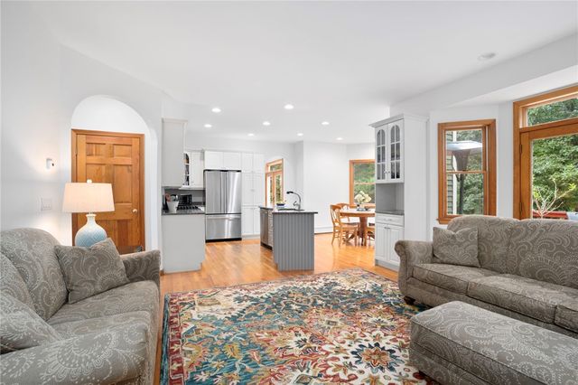 35 Great Road, Barrington, RI 02806