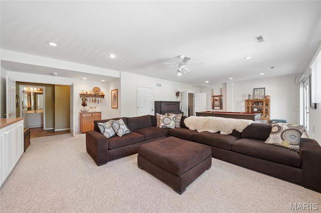 806 Whispering Village Circle, Ballwin, MO 63021