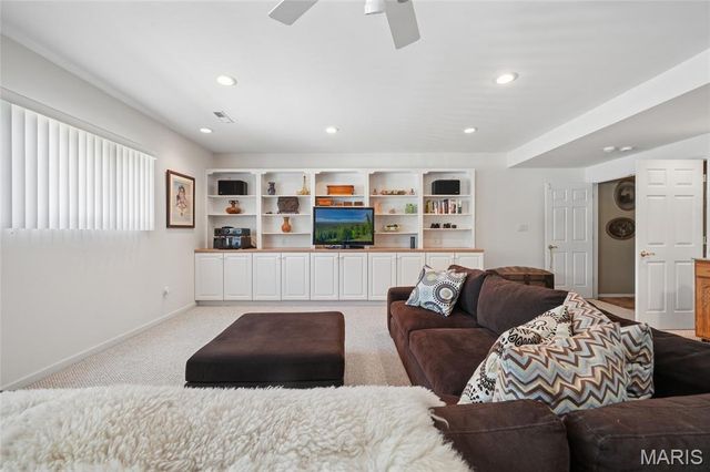 806 Whispering Village Circle, Ballwin, MO 63021