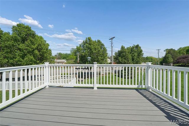 806 Whispering Village Circle, Ballwin, MO 63021
