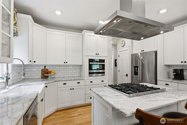8724 NE Laughing Salmon Lane, Bainbridge Island, WA 98110