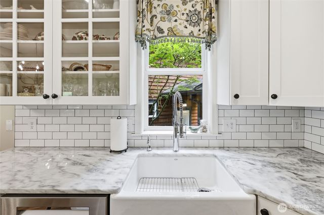 8724 NE Laughing Salmon Lane, Bainbridge Island, WA 98110