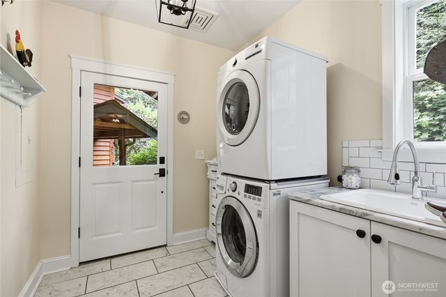 8724 NE Laughing Salmon Lane, Bainbridge Island, WA 98110