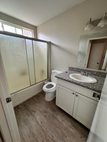 1563 Glenwood Avenue, Tulare, CA 93274