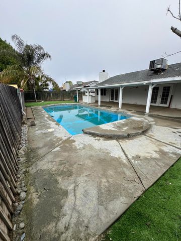 1563 Glenwood Avenue, Tulare, CA 93274