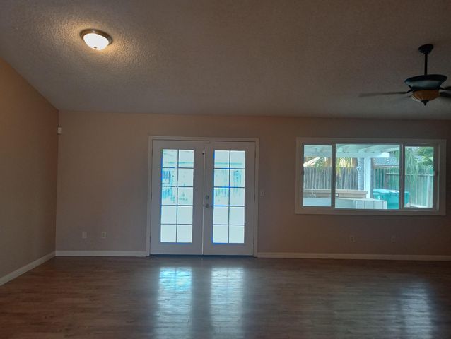 1563 Glenwood Avenue, Tulare, CA 93274