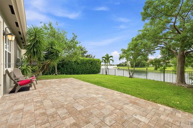 8550 Lakeside Bend, Parkland, FL 33076