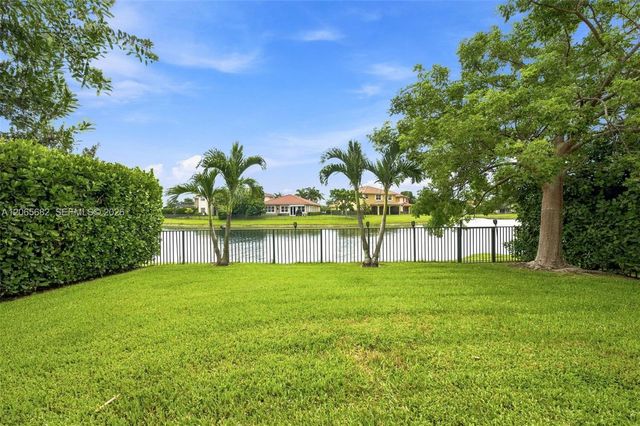 8550 Lakeside Bend, Parkland, FL 33076