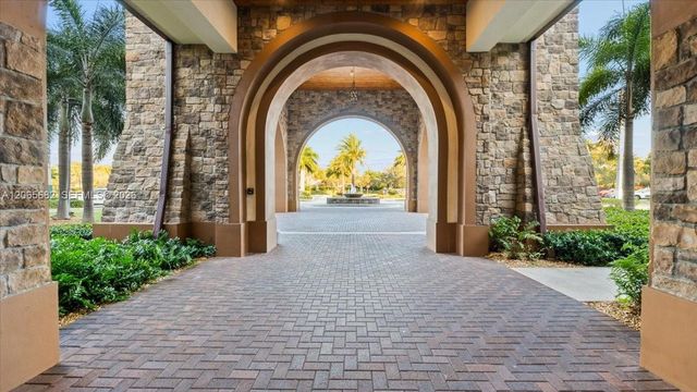 8550 Lakeside Bend, Parkland, FL 33076