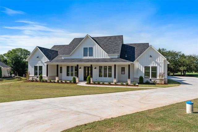 10260 Oakwood Drive, Edmond, OK 73025