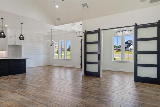 10260 Oakwood Drive, Edmond, OK 73025