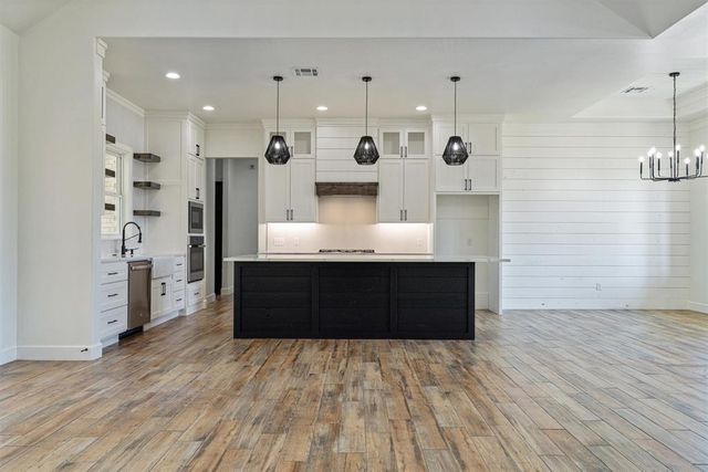 10260 Oakwood Drive, Edmond, OK 73025