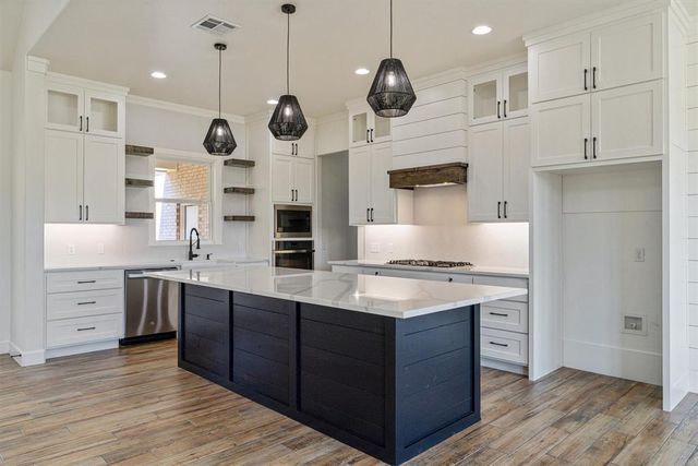 10260 Oakwood Drive, Edmond, OK 73025