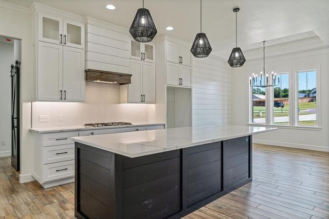 10260 Oakwood Drive, Edmond, OK 73025