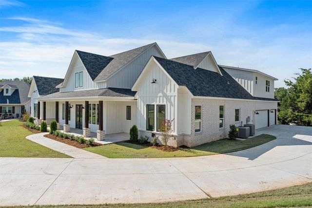 10260 Oakwood Drive, Edmond, OK 73025