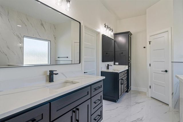 10260 Oakwood Drive, Edmond, OK 73025