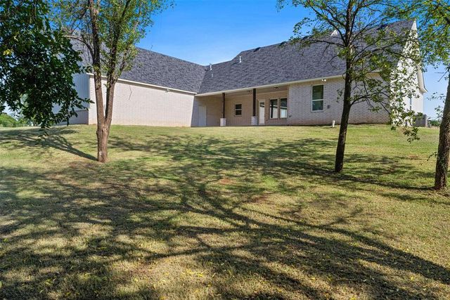 10260 Oakwood Drive, Edmond, OK 73025