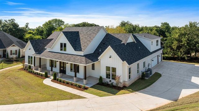 10260 Oakwood Drive, Edmond, OK 73025