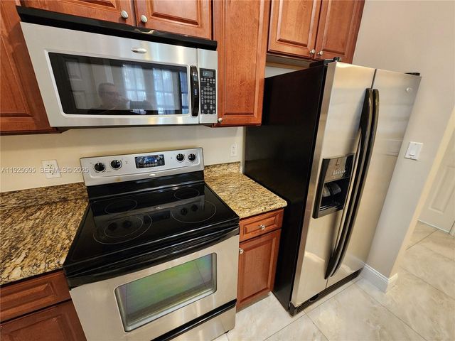 3001 NE 185th St 118, Aventura, FL 33180