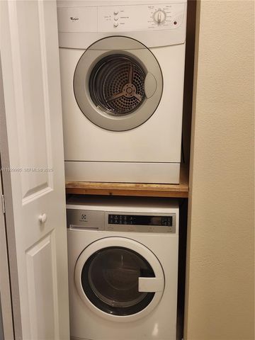 3001 NE 185th St 118, Aventura, FL 33180