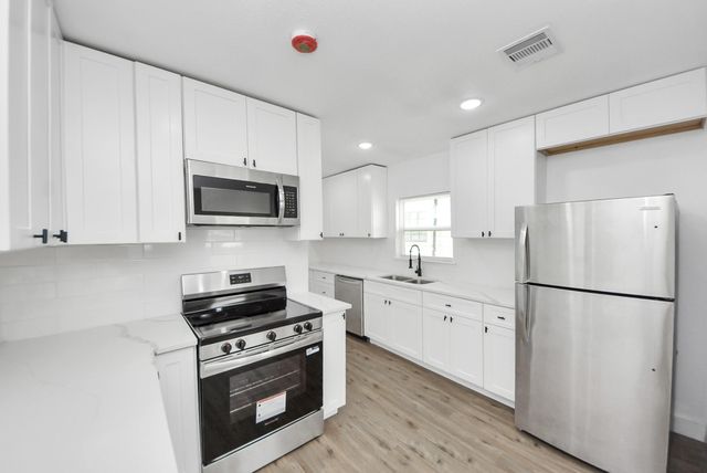 1203 W 6th Street, Freeport, TX 77541