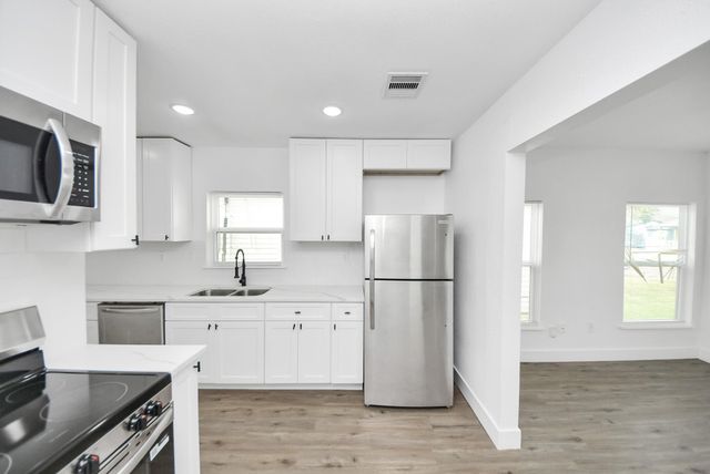 1203 W 6th Street, Freeport, TX 77541