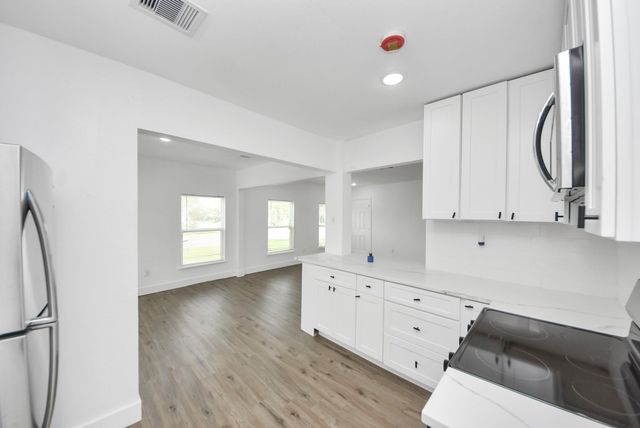 1203 W 6th Street, Freeport, TX 77541