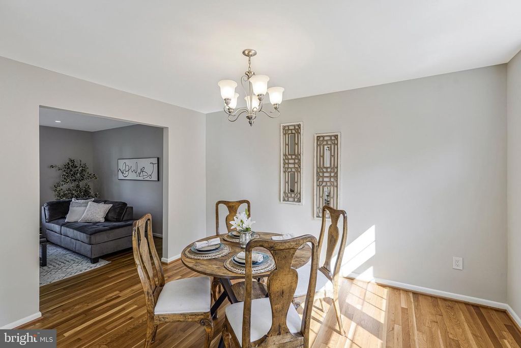 Image 12 of property listing at 1709 PEBBLE BEACH DR, Vienna, VA 22182