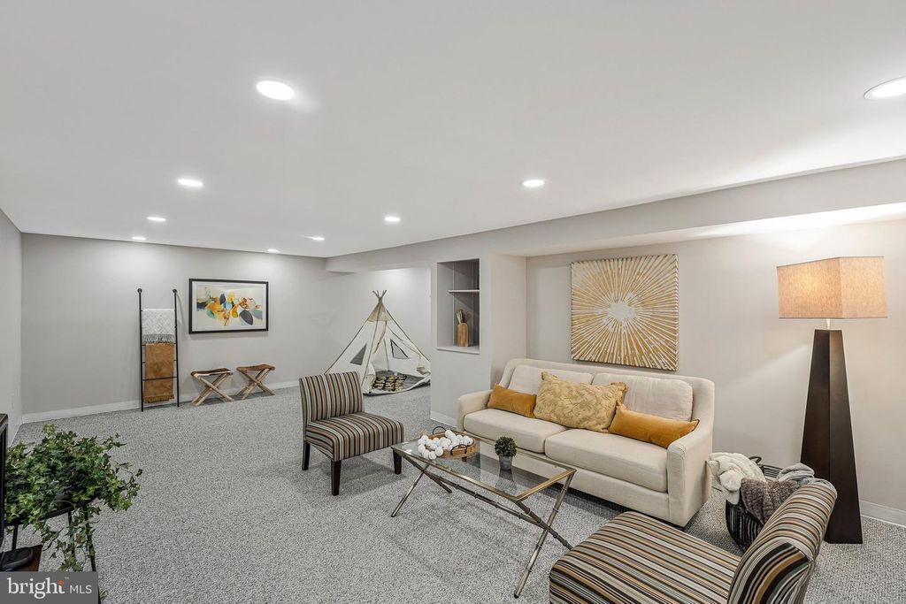 Image 28 of property listing at 1709 PEBBLE BEACH DR, Vienna, VA 22182