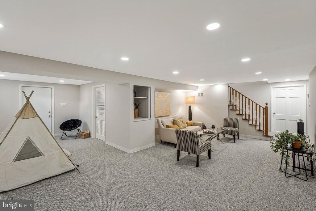 Image 29 of property listing at 1709 PEBBLE BEACH DR, Vienna, VA 22182