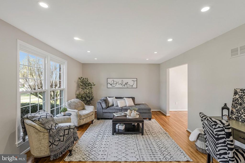 Image 3 of property listing at 1709 PEBBLE BEACH DR, Vienna, VA 22182