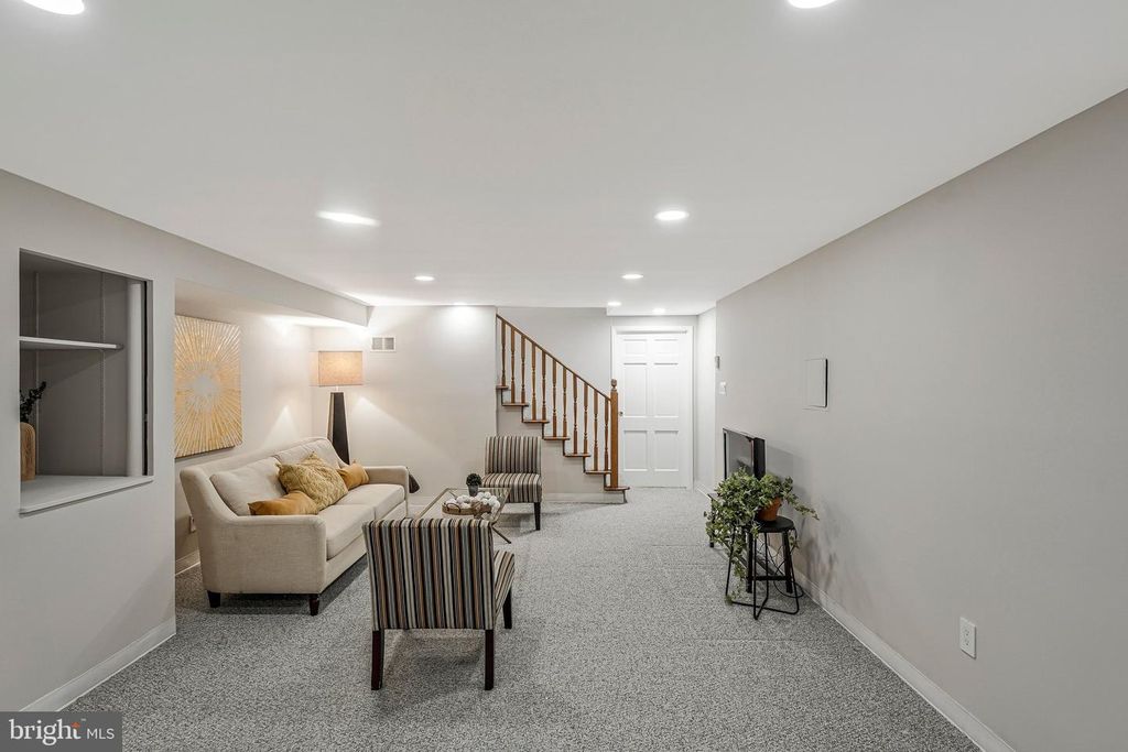 Image 30 of property listing at 1709 PEBBLE BEACH DR, Vienna, VA 22182