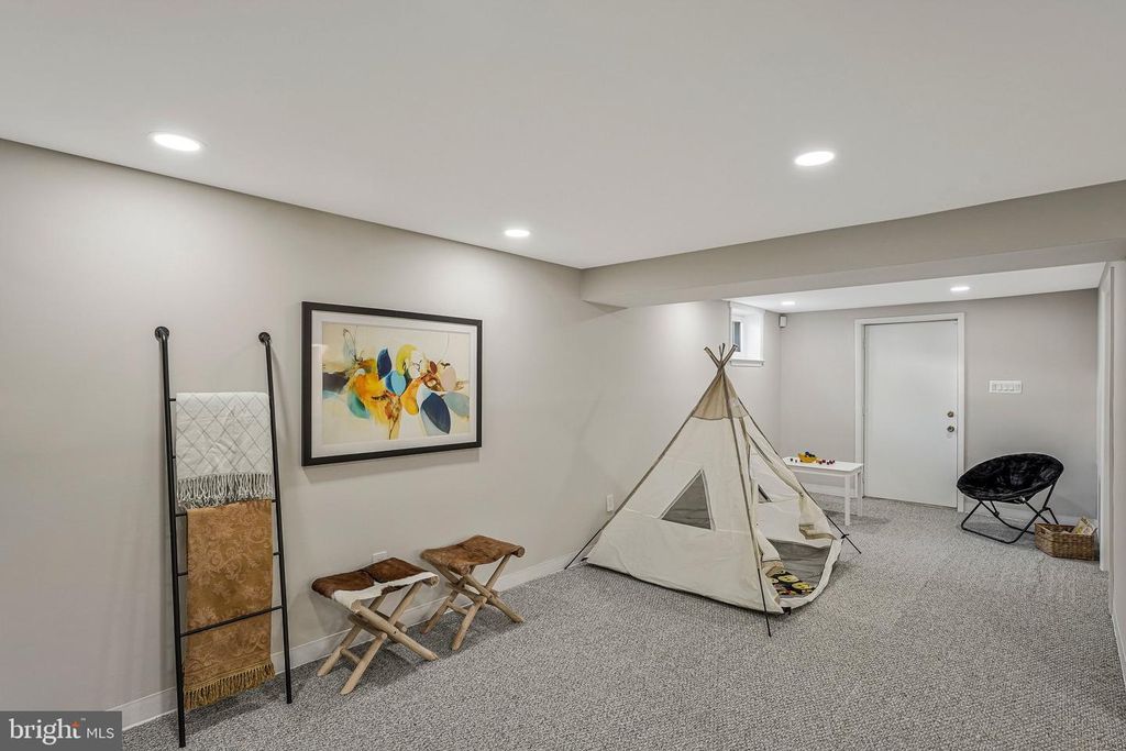 Image 31 of property listing at 1709 PEBBLE BEACH DR, Vienna, VA 22182