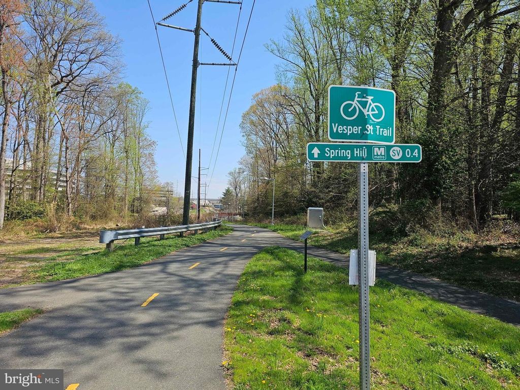 Image 34 of property listing at 1709 PEBBLE BEACH DR, Vienna, VA 22182