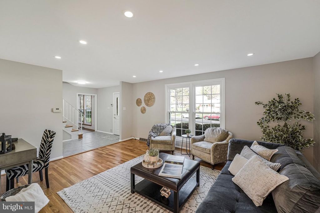 Image 4 of property listing at 1709 PEBBLE BEACH DR, Vienna, VA 22182