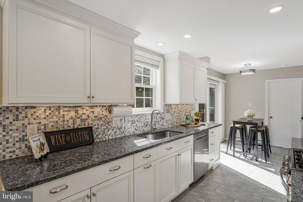 Image 5 of property listing at 1709 PEBBLE BEACH DR, Vienna, VA 22182